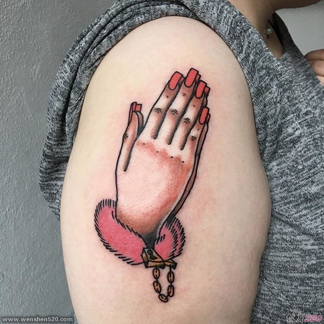 恋人一双漂亮的戴着手铐的祈祷之手纹身图案
