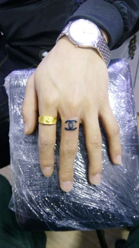 手指关节上的香奈儿标志纹身图案 枫泾纹身店