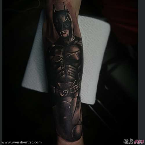手臂上帅气的黑色现实风格蝙蝠侠纹身图片
