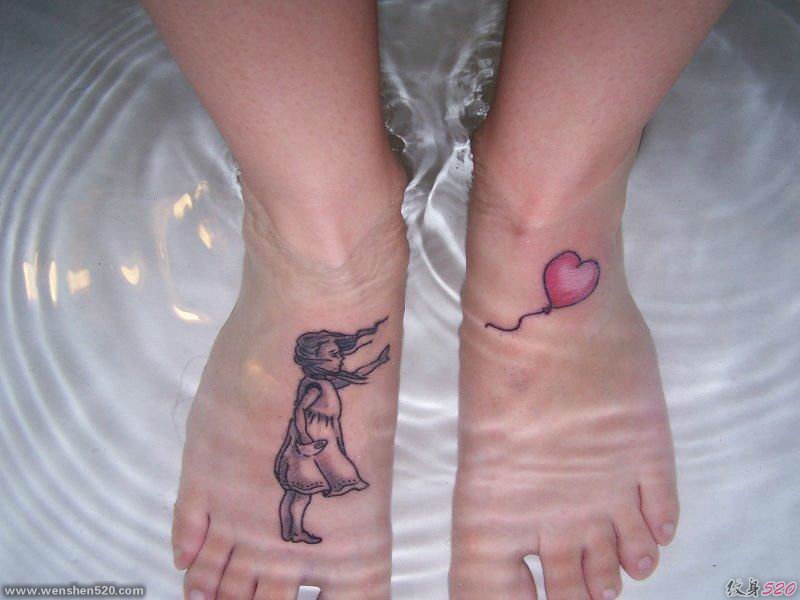 女性双脚上的同款匹配的纹身图案
