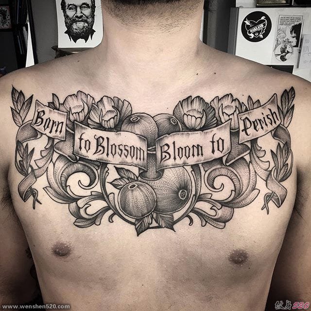 巨大的性感的胸部纹身图案来自于纹身师劳伦斯