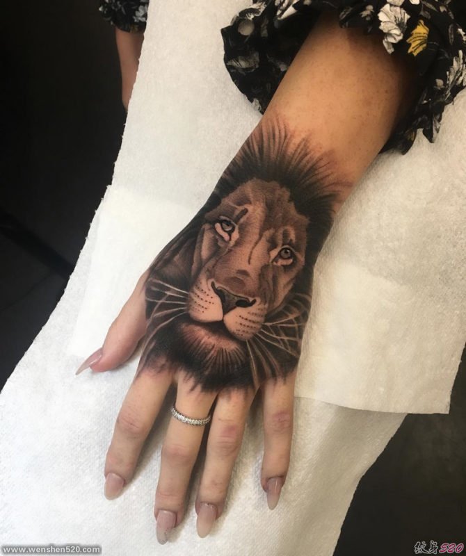 女性手背上的现实风格狮子纹身图片