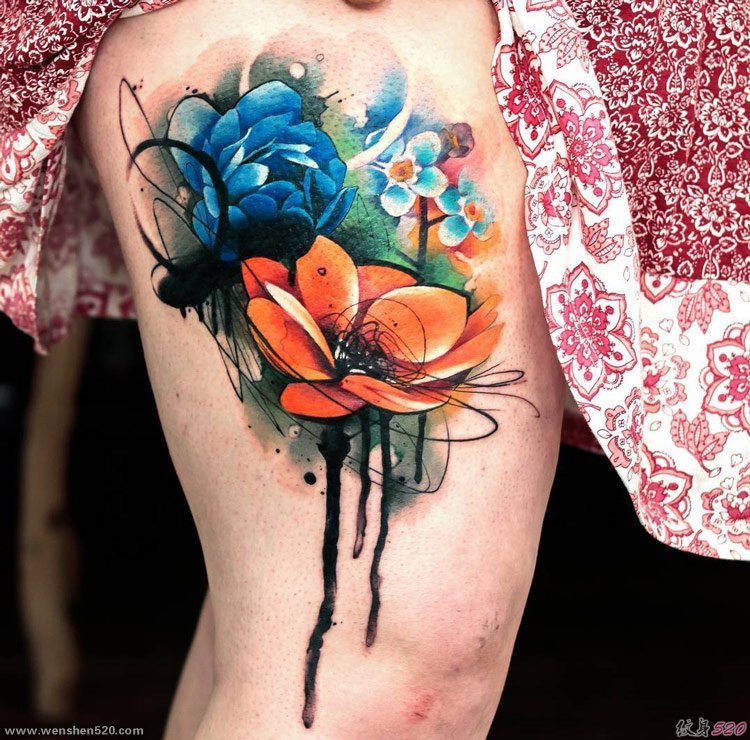 女孩大腿上可爱的水彩花朵纹身图片
