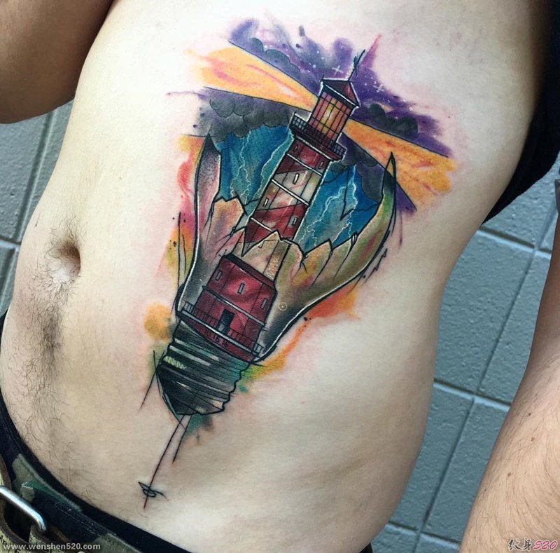 男子左侧腹部上的水彩灯泡里的灯塔纹身图片