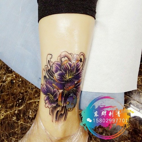 小腿上的花朵遮盖纹身图案