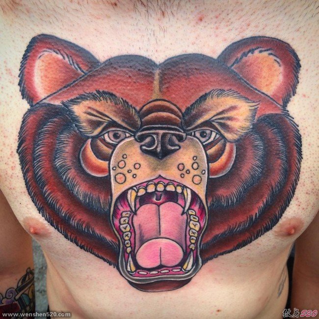 男性正面满胸愤怒的熊纹身图案