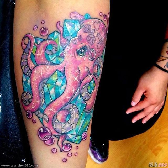 女性身上漂亮的大章鱼纹身图案