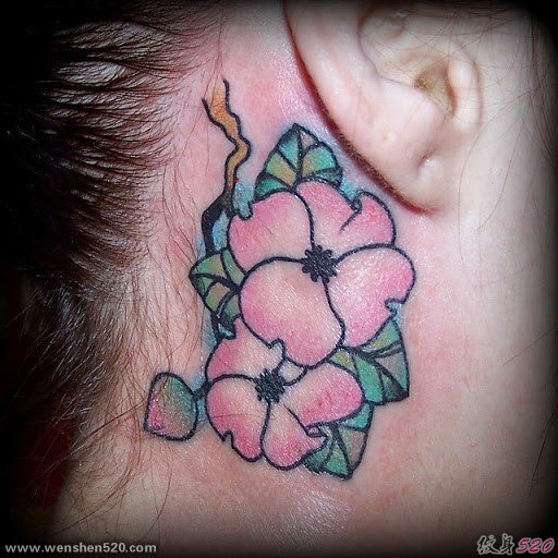女孩耳后根上的小清新纹身图案