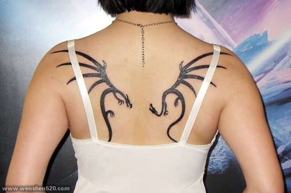 女性背部漂亮的天使翅膀纹身图案