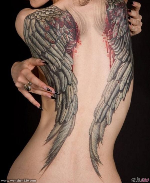 女性背部漂亮的天使翅膀纹身图案