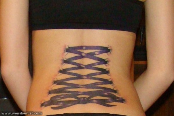 女性背部时尚前卫的背部紧身内衣设计纹身图案