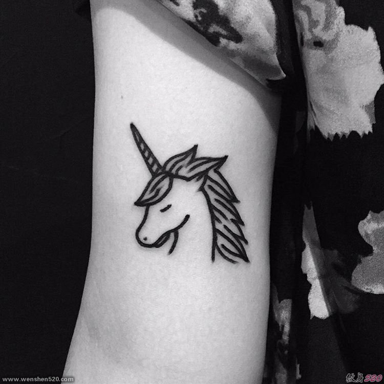女孩手大臂上简约的黑色线条独角马纹身图片
