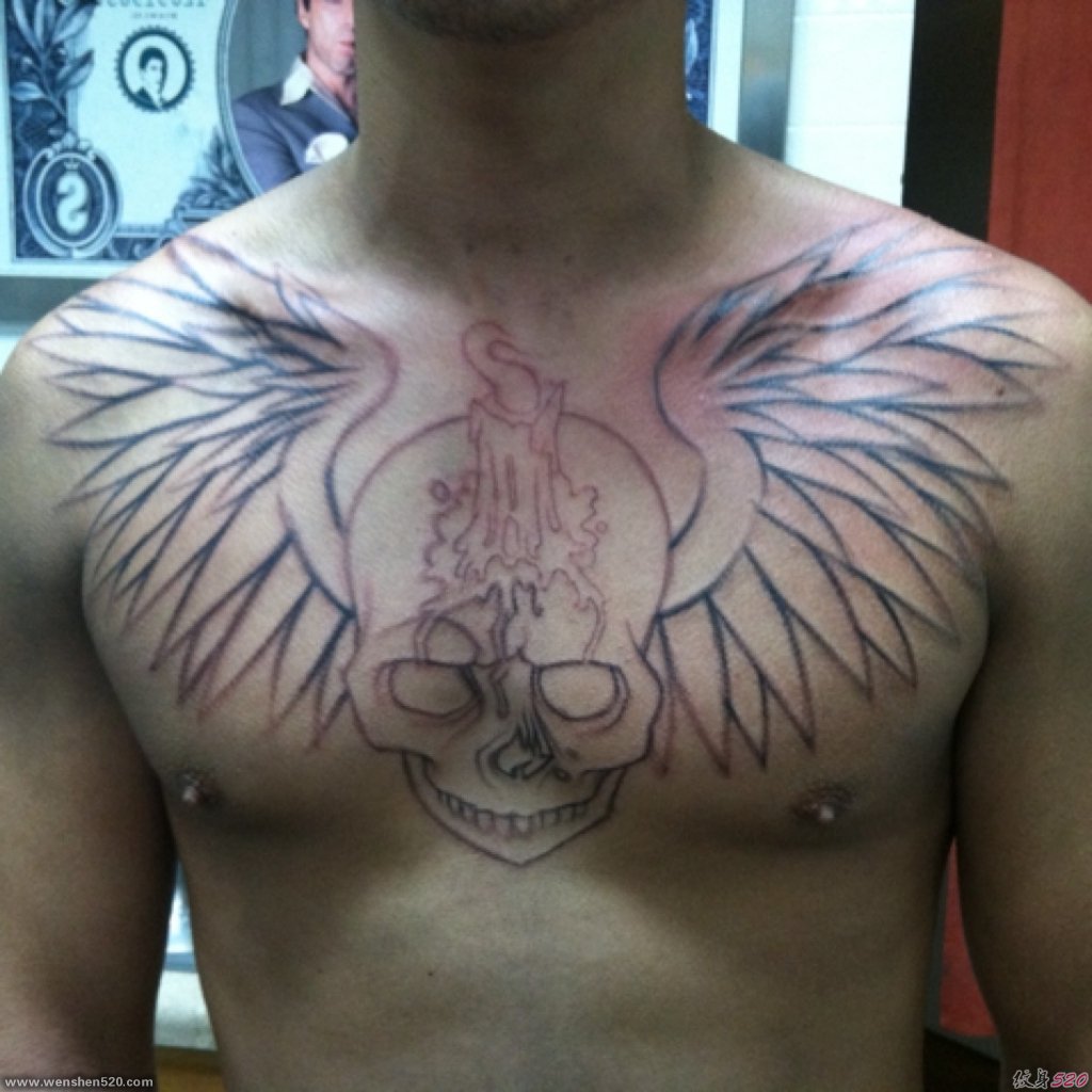满胸漂亮的天使翅膀纹身图案