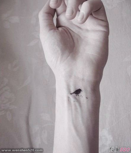 女性个性时尚的黑色小鸟儿纹身图案