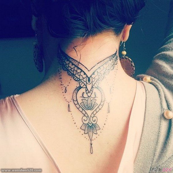 女性后颈部漂亮的装饰风格纹身图案