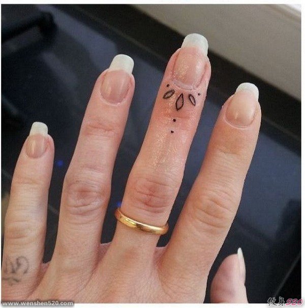 女孩手指关节清新的小纹身图案