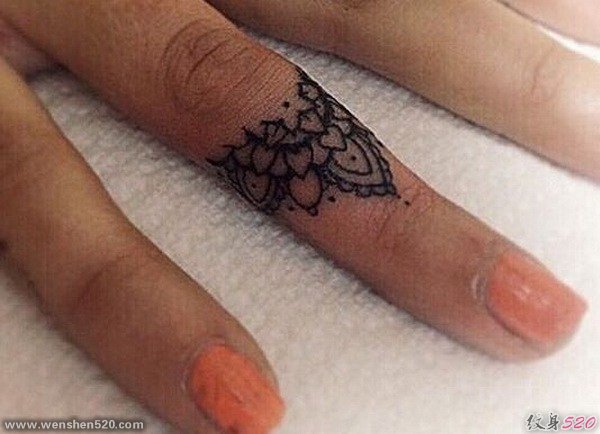 女孩手指关节清新的小纹身图案