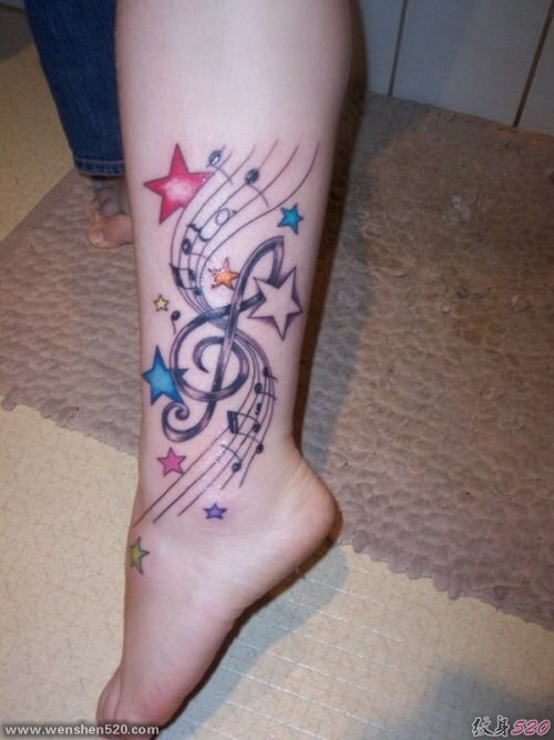 女孩身上美妙的音符纹身图案