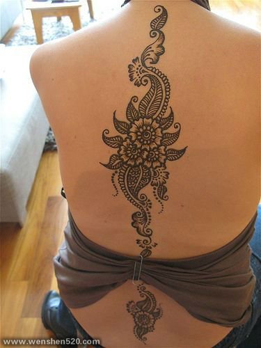 女孩脊椎骨线上清新漂亮的纹身图案