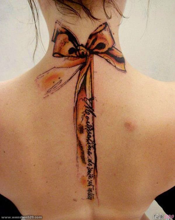 女孩脊椎骨线上清新漂亮的纹身图案