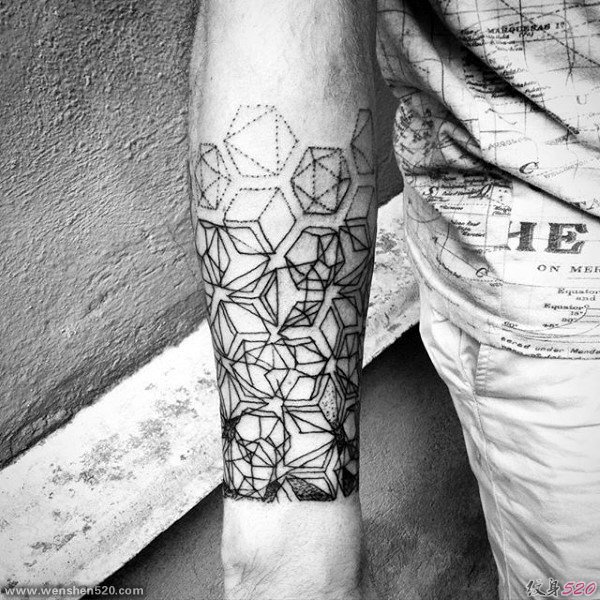 男性前臂上的几何图形纹身图片