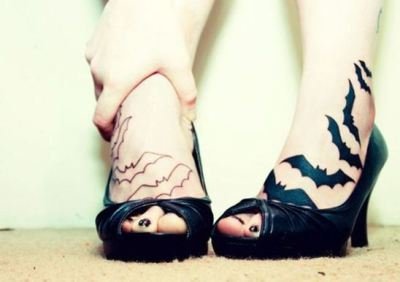 女性脚背上漂亮的纹身图案