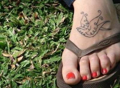 女性脚背上漂亮的纹身图案