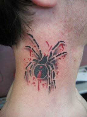 有些恐怖的脖子上的超逼真3D蜘蛛纹身图案