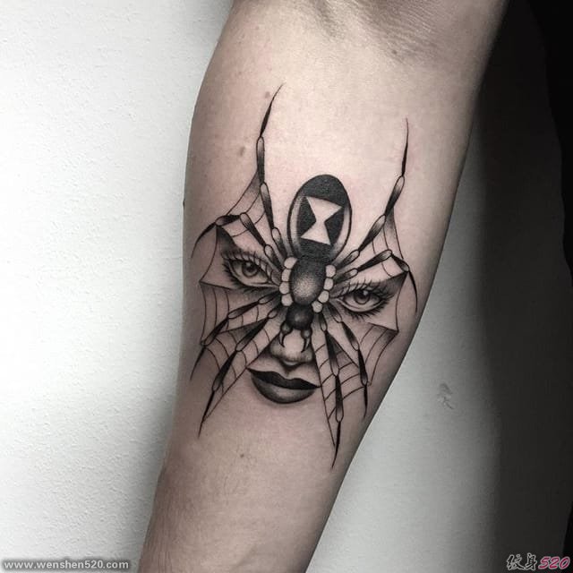 邪恶的女鬼面蜘蛛和蜘蛛网纹身图案