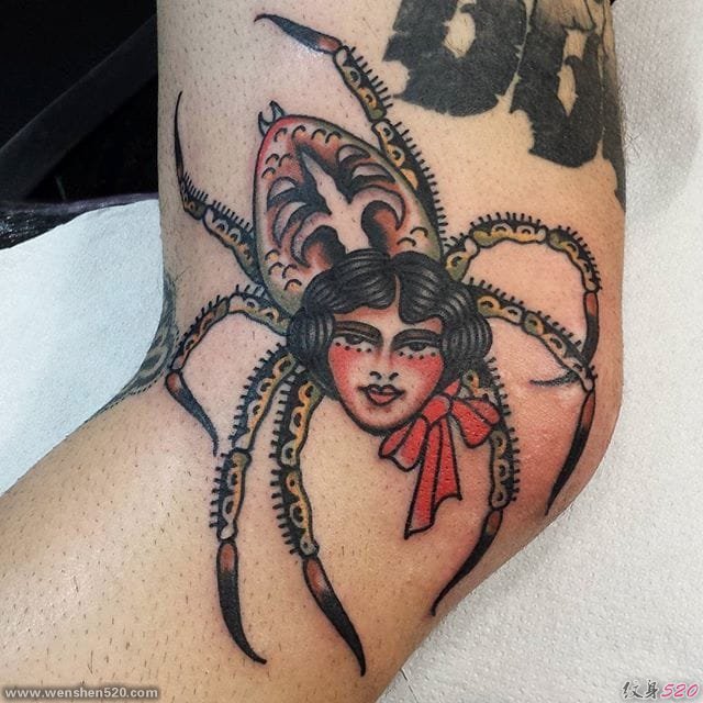 邪恶的女鬼面蜘蛛和蜘蛛网纹身图案