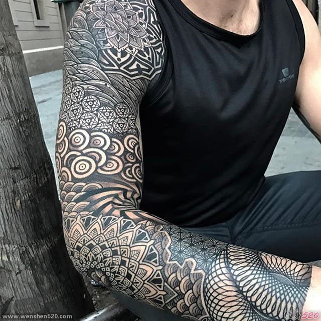 男性超霸气的几何满臂纹身图案来自纹身师尼萨科