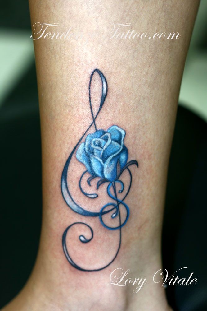 脚踝处漂亮的蓝色玫瑰纹身