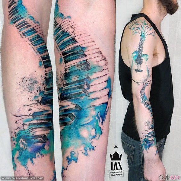男子右手臂上漂亮的水彩钢琴吉他纹身图片