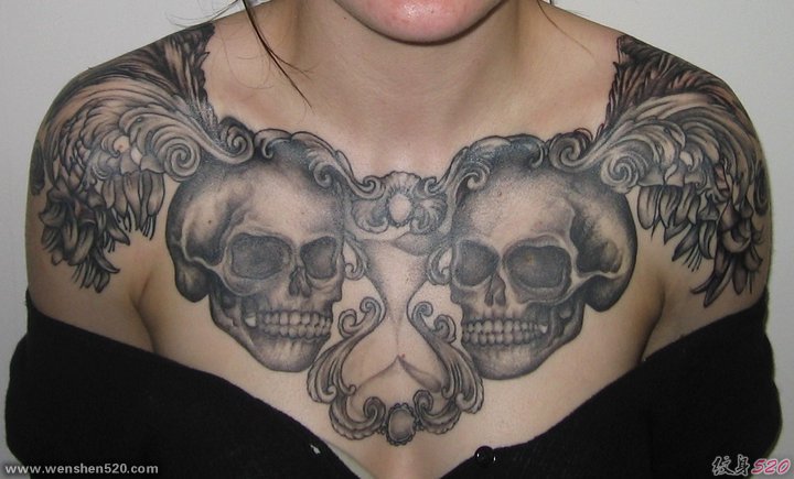 女性满胸霸气的黑灰色骷髅头纹身图片