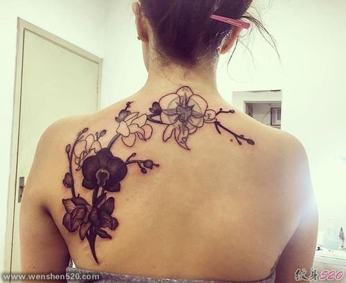 女孩背上美丽的花朵纹身图片