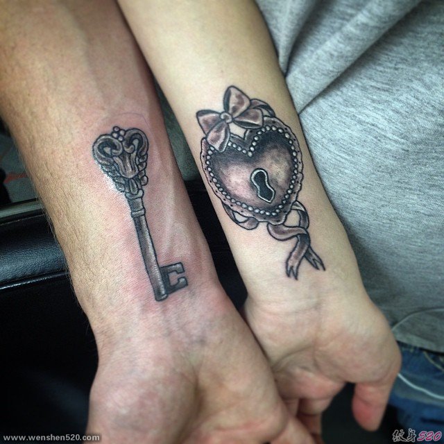 情侣恋人之间代表紧密一起的钥匙和锁头纹身图案