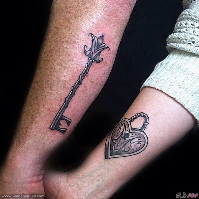情侣恋人之间代表紧密一起的钥匙和锁头纹身图案