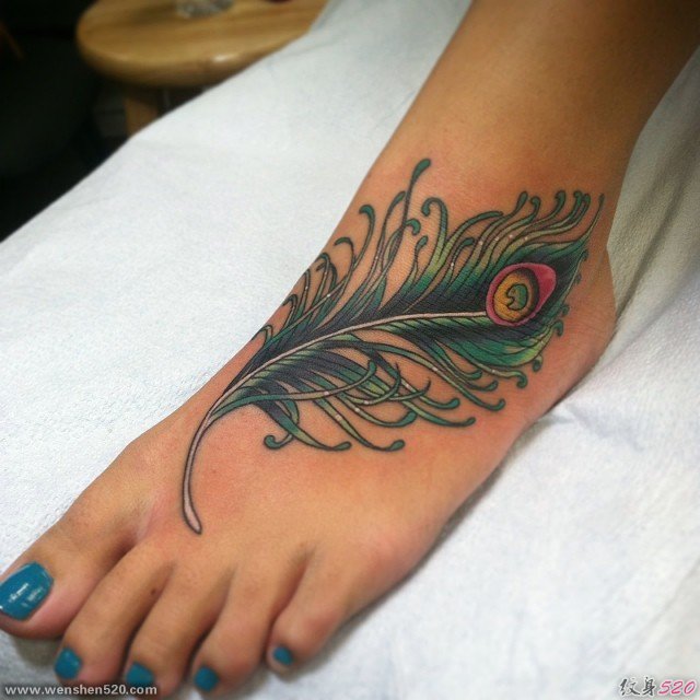 女性小腿脚背上漂亮的孔雀羽纹身图案