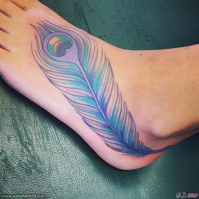 女性小腿脚背上漂亮的孔雀羽纹身图案