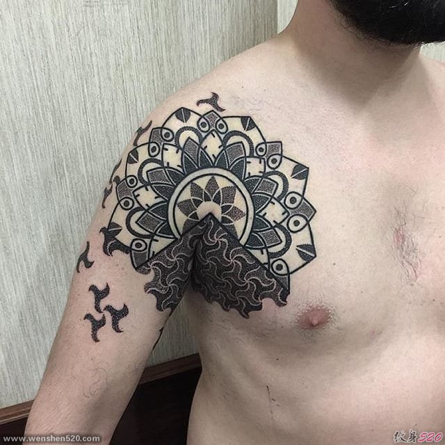 霸气的男性黑色几何纹身图案来自于纹身师马可