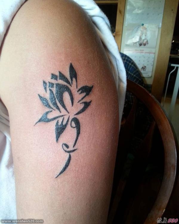 多款精致漂亮的莲花纹身图案