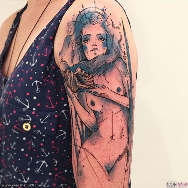 漂亮性感的裸体女人的彩绘纹身图案来自于男纹身师维克多