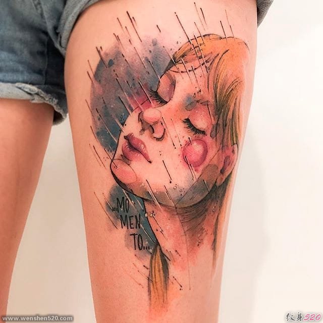 漂亮性感的裸体女人的彩绘纹身图案来自于男纹身师维克多