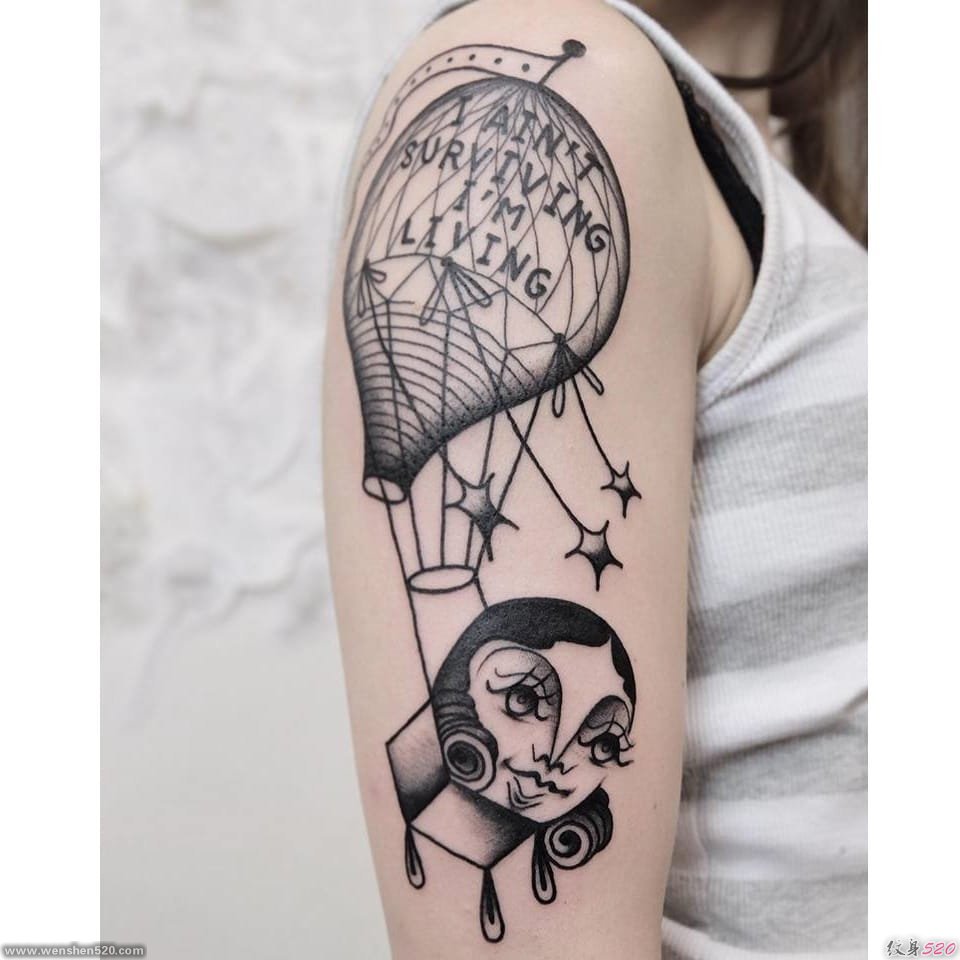 神秘的女孩头部纹身图案来自于纹身师卢卡