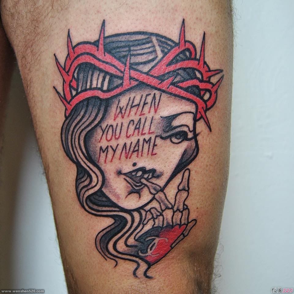 神秘的女孩头部纹身图案来自于纹身师卢卡