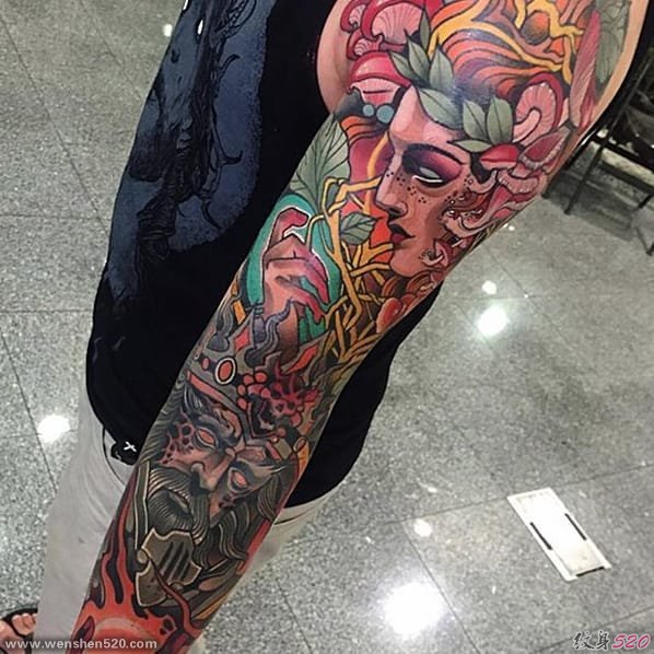 生动的新传统风格花臂纹身图案来自于纹身师约翰尼