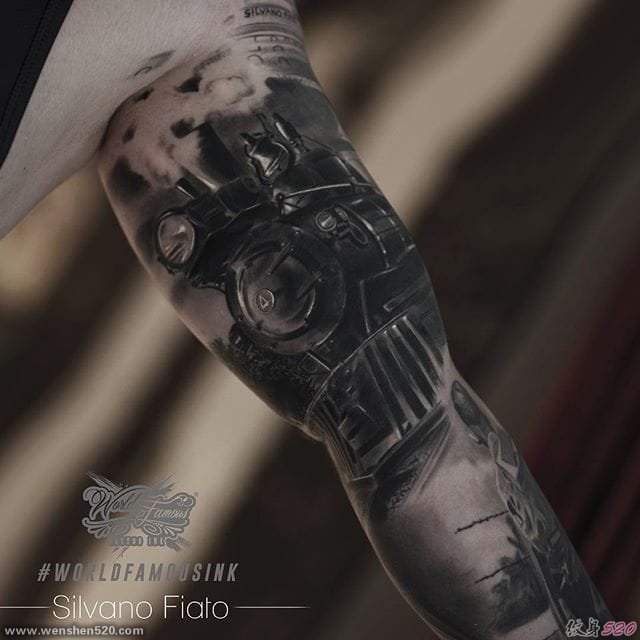 经典的黑灰色花臂纹身图案来自于男纹身师西尔瓦诺