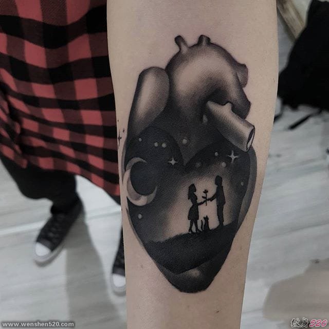 黑灰色场景机械心脏纹身图案来自于纹身师加布里