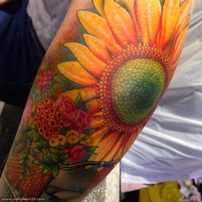 迷人的植物彩虹色花卉纹身图案来自于纹身师艾米