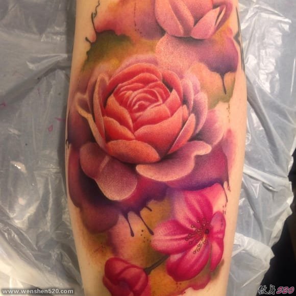 迷人的植物彩虹色花卉纹身图案来自于纹身师艾米